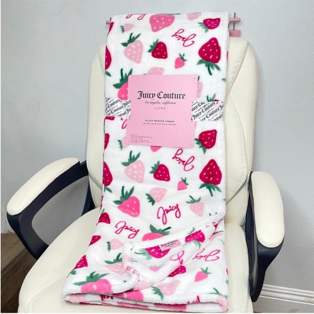 NEW Juicy Couture Home‎ Strawberry Plush Printed Throw Blanket Pink White 50x60